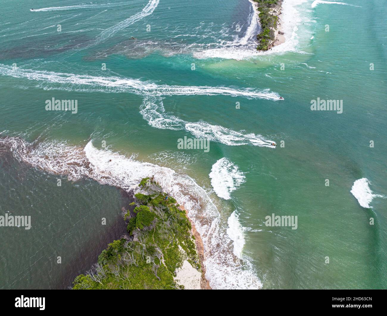 Bribie Island wurde durch eine riesige Königsflut in Kombination mit dem ehemaligen tropischen Wirbelsturm Seth in zwei Teile geteilt. Caloundra, QLD, Australien Stockfoto