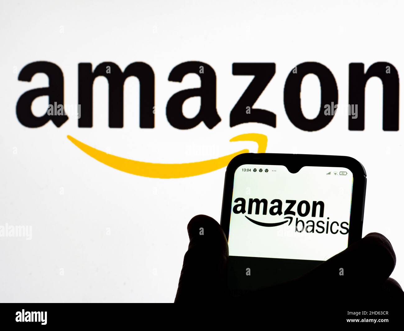 Ukraine. 03rd Januar 2022. Auf diesem Foto Illustration Amazon Basics Logo auf einem Smartphone zu sehen. (Foto von Igor Golovniov/SOPA Images/Sipa USA) Quelle: SIPA USA/Alamy Live News Stockfoto