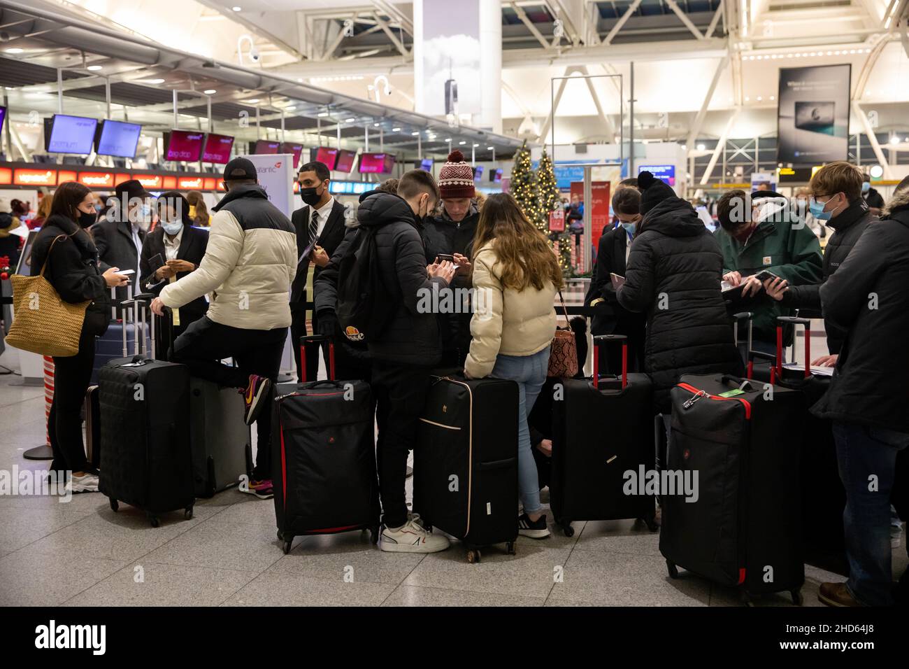 New York, USA. 3rd Januar 2022. Reisende werden am Terminal 4 des John F. Kennedy International Airport in New York, USA, am 3. Januar 2022 gesehen. Die Reiseprobleme in den Vereinigten Staaten setzten sich am Montag fort, als sich ein Sturm an der Ostküste nähert und fast 1.500 US-Flüge zum späten Sonntag annulliert wurden, so der Flugtracker FlightAware. Quelle: Michael Nagle/Xinhua/Alamy Live News Stockfoto