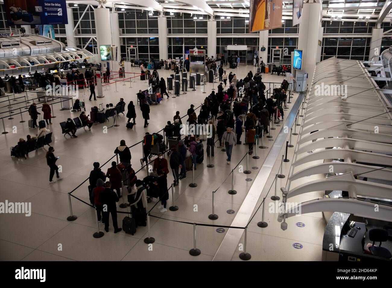 New York, USA. 3rd Januar 2022. Reisende warten am John F. Kennedy International Airport in New York, USA, am 3. Januar 2022 in der Schlange auf COVID-19-Tests. Die Reiseprobleme in den Vereinigten Staaten setzten sich am Montag fort, als sich ein Sturm an der Ostküste nähert und fast 1.500 US-Flüge zum späten Sonntag annulliert wurden, so der Flugtracker FlightAware. Quelle: Michael Nagle/Xinhua/Alamy Live News Stockfoto