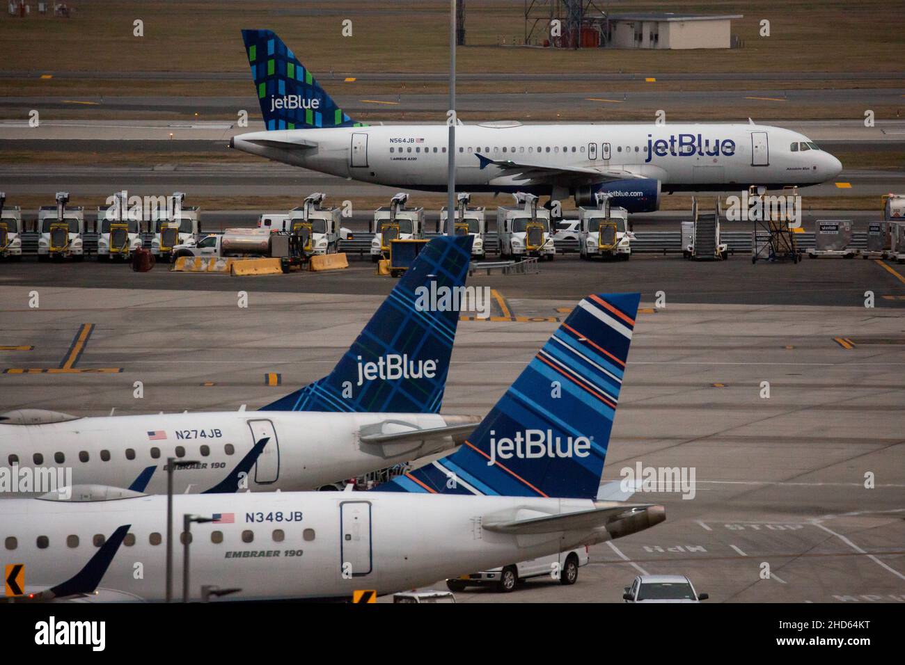 New York, USA. 3rd Januar 2022. Am 3. Januar 2022 werden Flugzeuge auf dem Vorfeld des John F. Kennedy International Airport in New York, USA, geparkt. Die Reiseprobleme in den Vereinigten Staaten setzten sich am Montag fort, als sich ein Sturm an der Ostküste nähert und fast 1.500 US-Flüge zum späten Sonntag annulliert wurden, so der Flugtracker FlightAware. Quelle: Michael Nagle/Xinhua/Alamy Live News Stockfoto