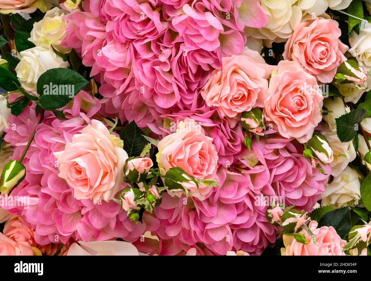 Rosen- und Hortensienblüten, Draufsicht auf einen großen Strauß künstlicher Blumen. Schöner Hintergrund von floralen Design mit rosa und weißen Blumen. Natur Stockfoto