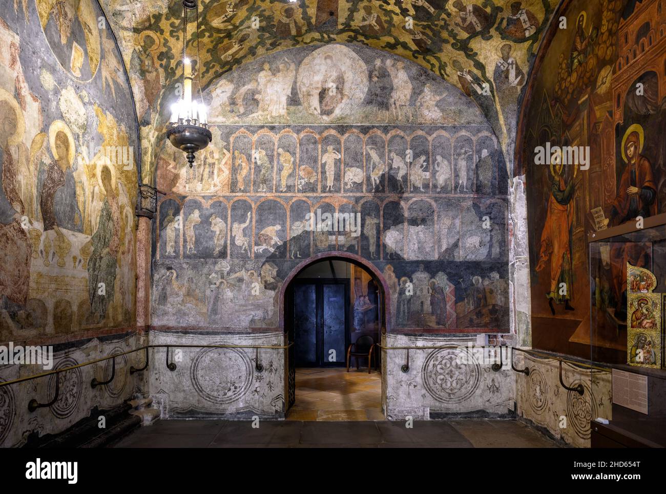 Moskau - 2. Juni 2021: Erzengel-Kathedrale im Moskauer Kreml, Russland. Schöne kunstvoll bemalte Innenraum der orthodoxen Kirche mit alten Fresken. Innen t Stockfoto