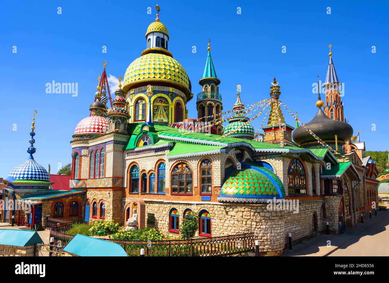 Tempel aller Religionen (Universeller Tempel) in Kasan, Tatarstan, Russland. Dieser Ort ist das Wahrzeichen von Kazan. Schöne bunte Komplex von Kirchen, Moschee Stockfoto