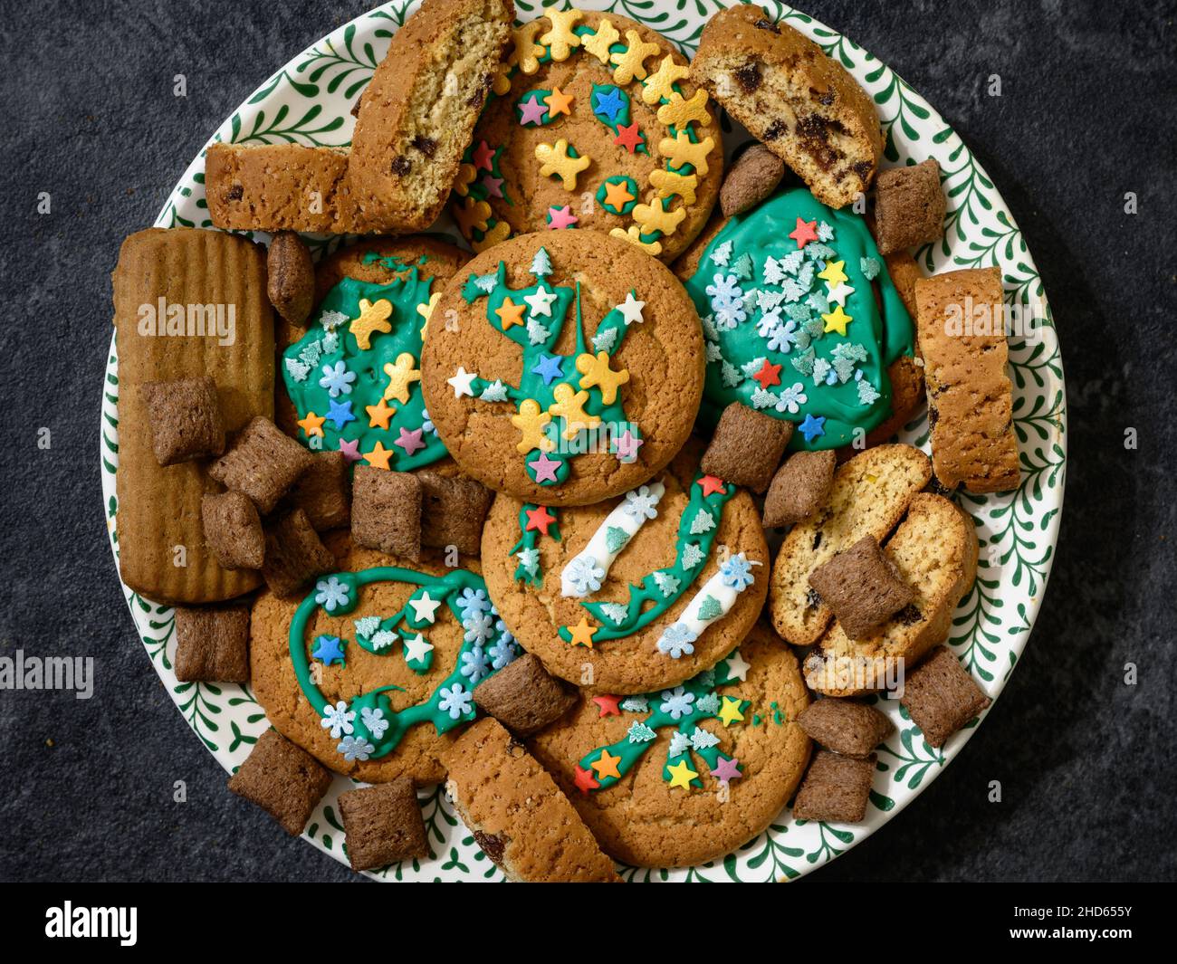 Leckere hausgemachte Kekse, flach legen. Stapel von verschiedenen Biskuit verziert Zucker Glasur auf dem Teller. Draufsicht auf verschiedene Dessert-Essen, leckeres Essen für pa Stockfoto
