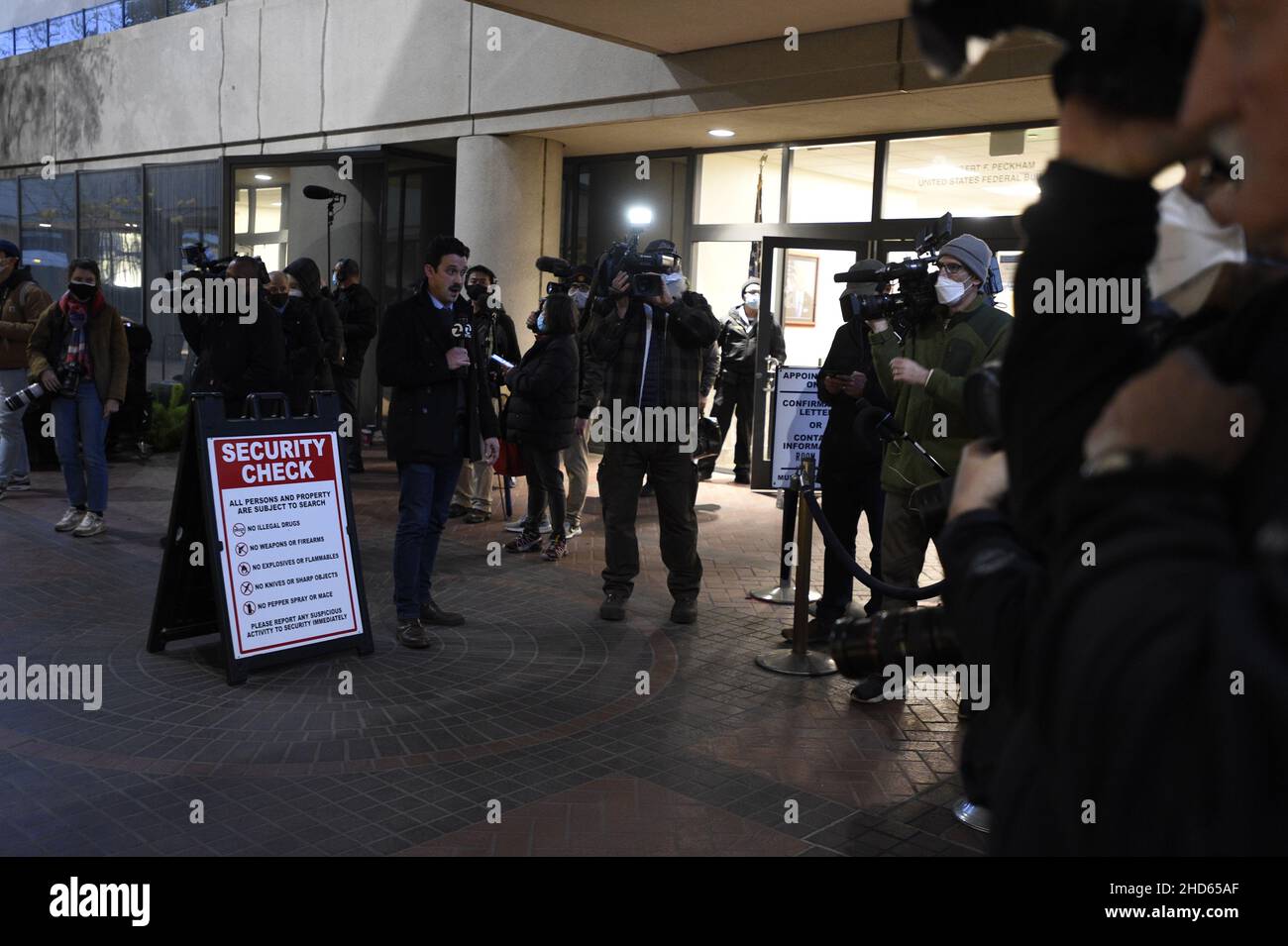 San Jose, Kalifornien, USA. 3rd Januar 2022. San Jose, Kalifornien, USA - Journalisten warten vor dem Robert F. Peckham Federal Building und dem US Courthouse darauf, dass Elizabeth Holmes auftaucht, nachdem sie in vier der elf Anklagepunkte des Bundes verurteilt wurde. (Bild: © Neal Waters/ZUMA Press Wire) Stockfoto