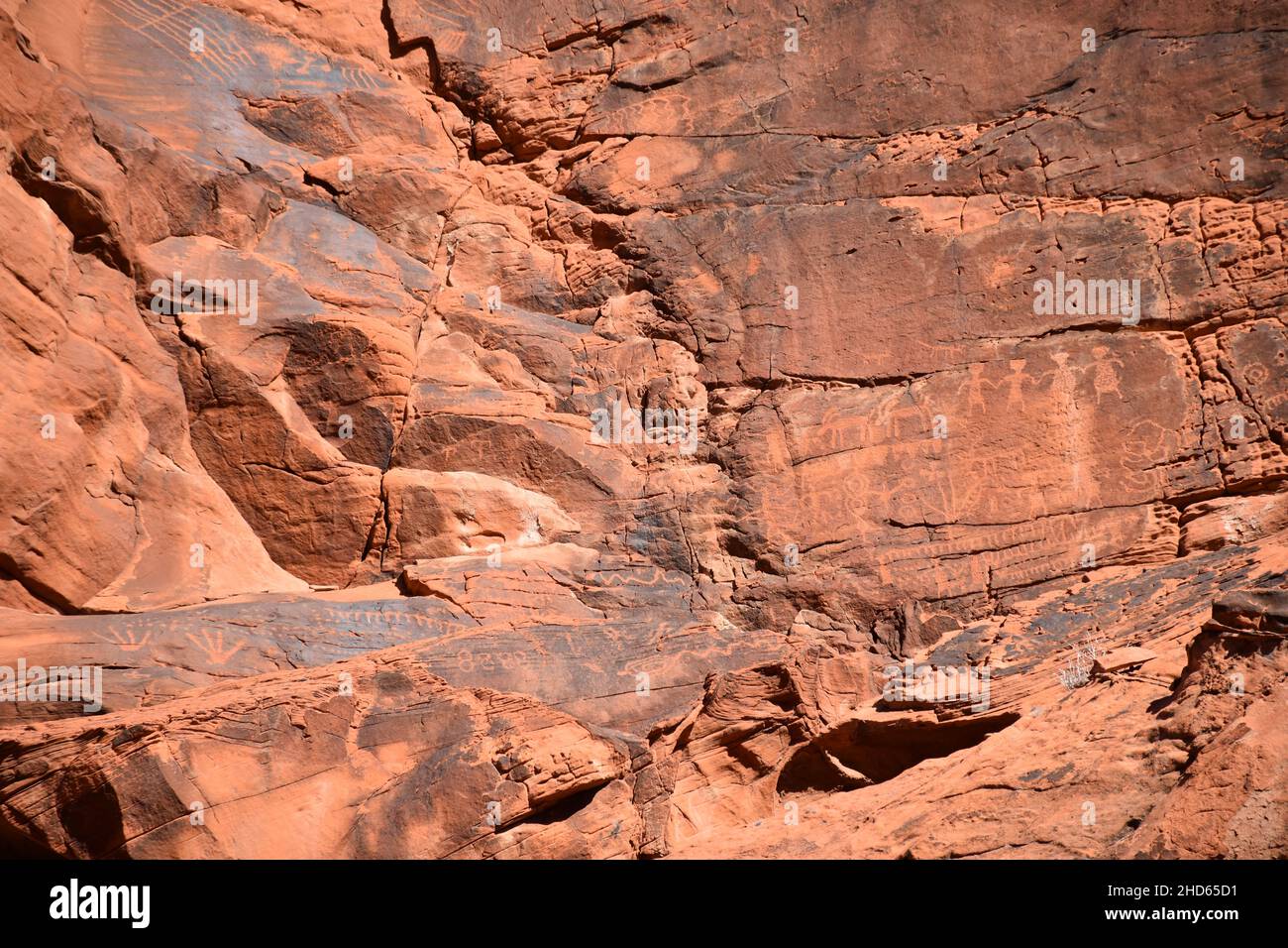 Alte, 2.000 Jahre alte Felszeichnungen auf dem Petroglyph Canyon Trail im Valley of Fire State Park, Nevada, USA. Stockfoto