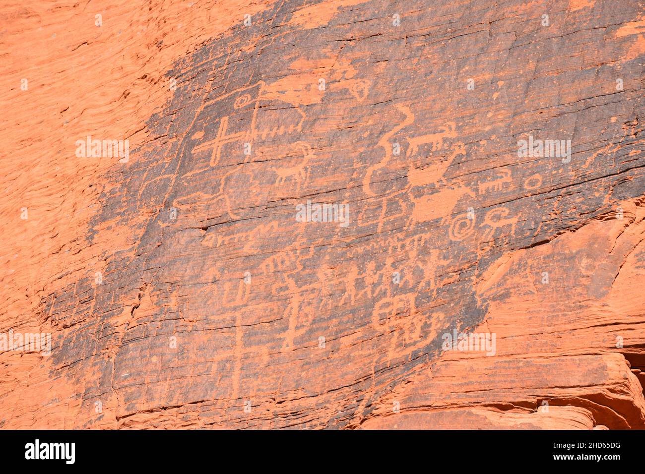 Alte, 2.000 Jahre alte Felszeichnungen auf dem Petroglyph Canyon Trail im Valley of Fire State Park, Nevada, USA. Stockfoto