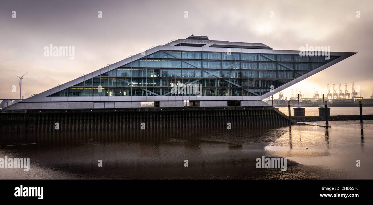 Modernes Dockland Bürogebäude in Hamburg - STADT HAMBURG, DEUTSCHLAND - 21. DEZEMBER 2021 Stockfoto