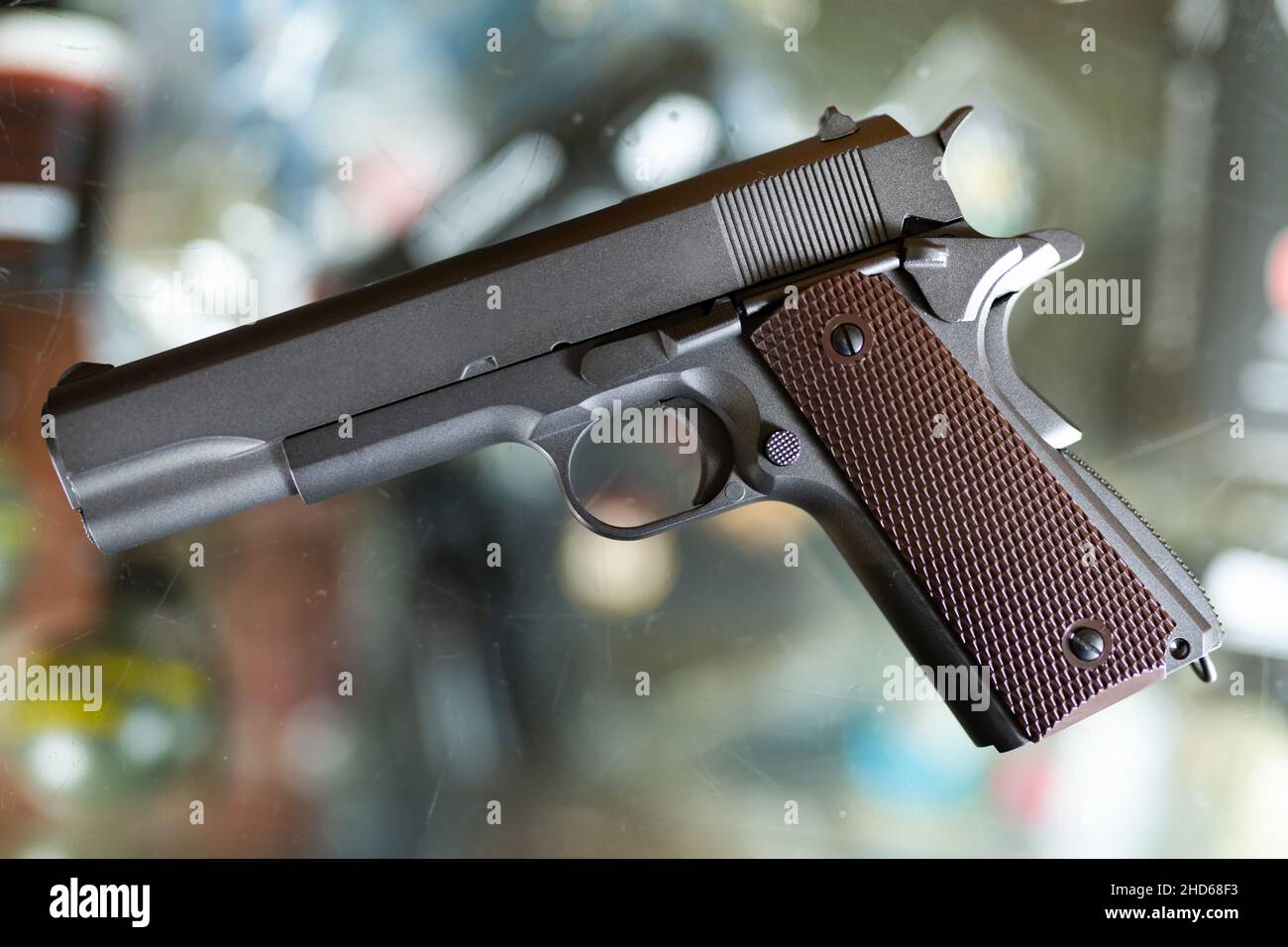 Pistole im Waffenladen zur Schau gestellt Stockfoto