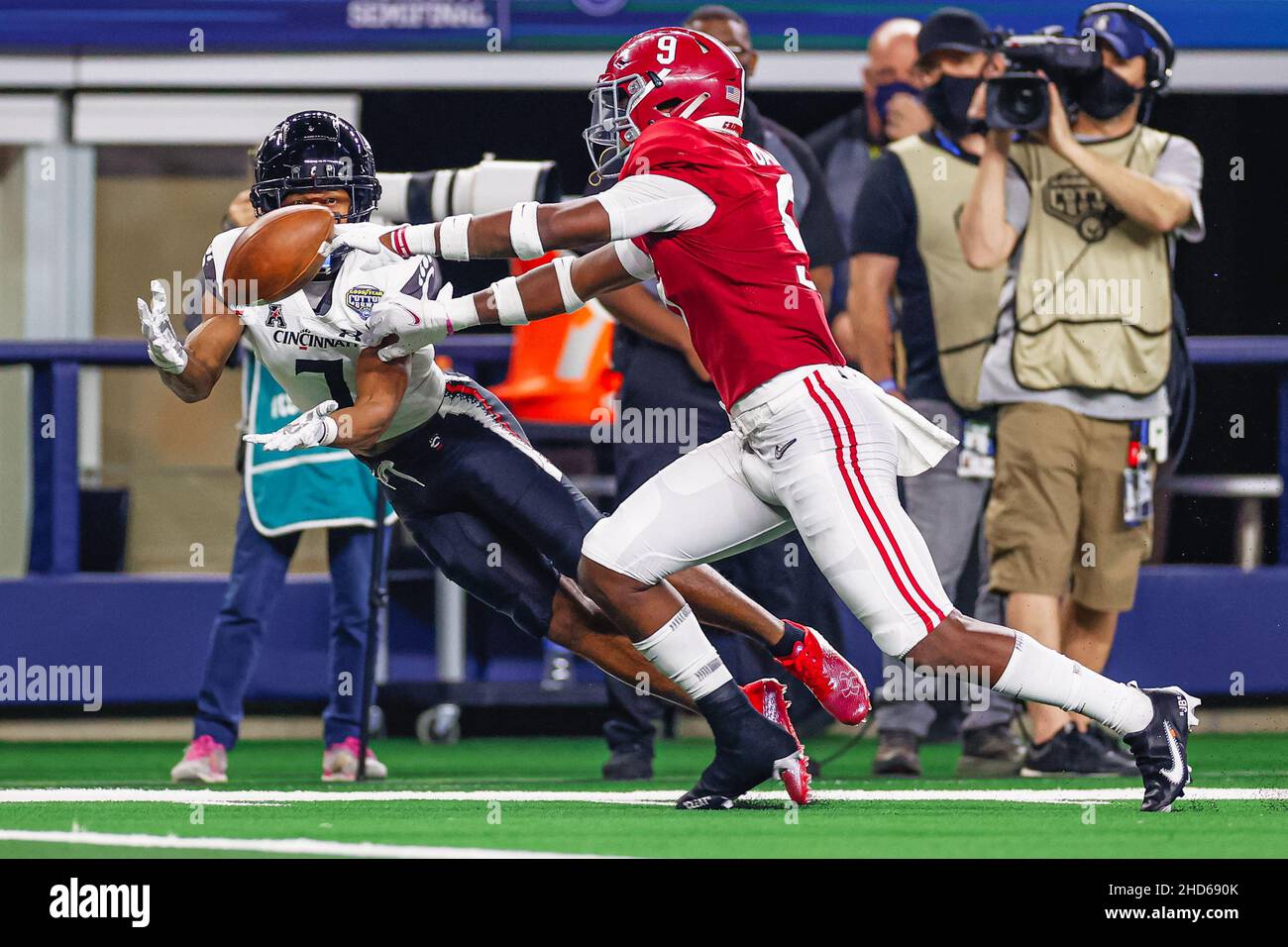 Cincinnati Bearcats Spieler Wide Receiver Tre Tucker (7) will in der zweiten Hälfte eines NCAA College Football Spiels gegen Alabama CRI einen Pass erwischen Stockfoto