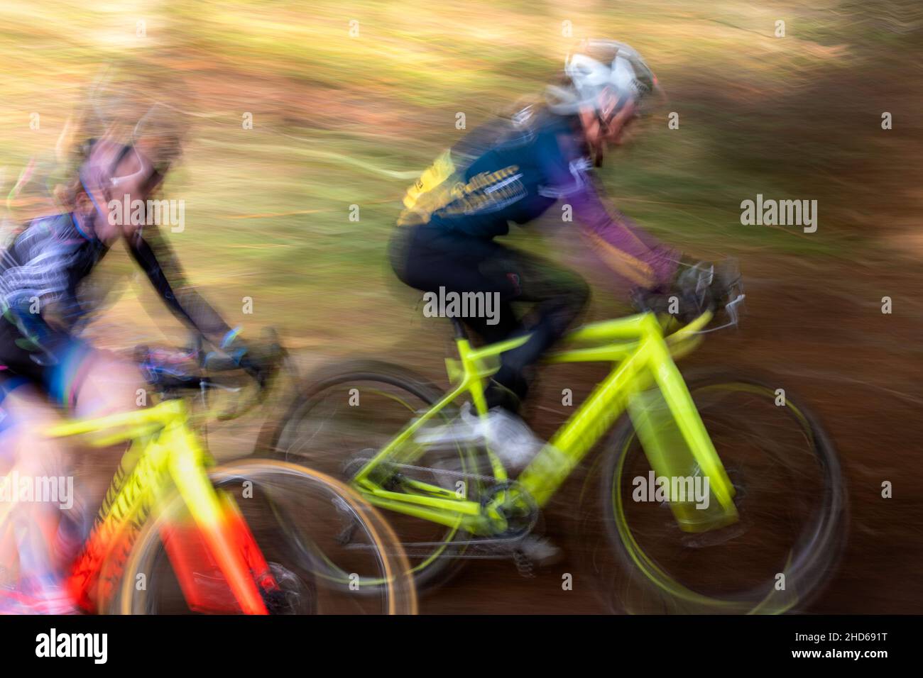 WA20621-00....WASHINGTON - Pan Action eines Radsportfahrers auf dem eingleisigen Abschnitt eines Frauencross-Rennens. Stockfoto
