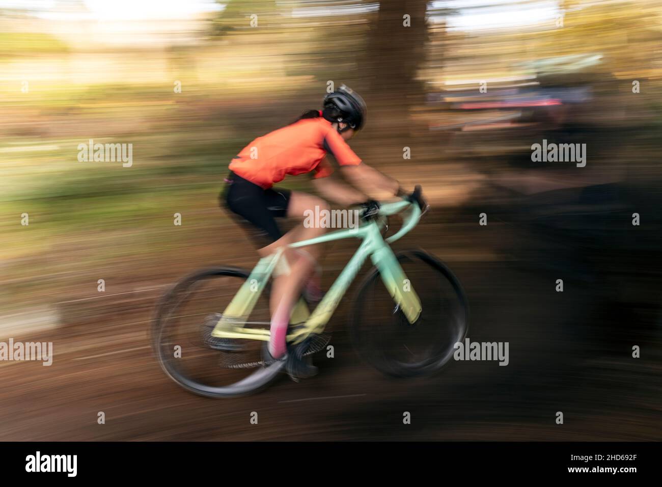 WA20622-00....WASHINGTON - Pan Action eines Radsportfahrers auf dem eingleisigen Abschnitt eines Frauencross-Rennens. Stockfoto