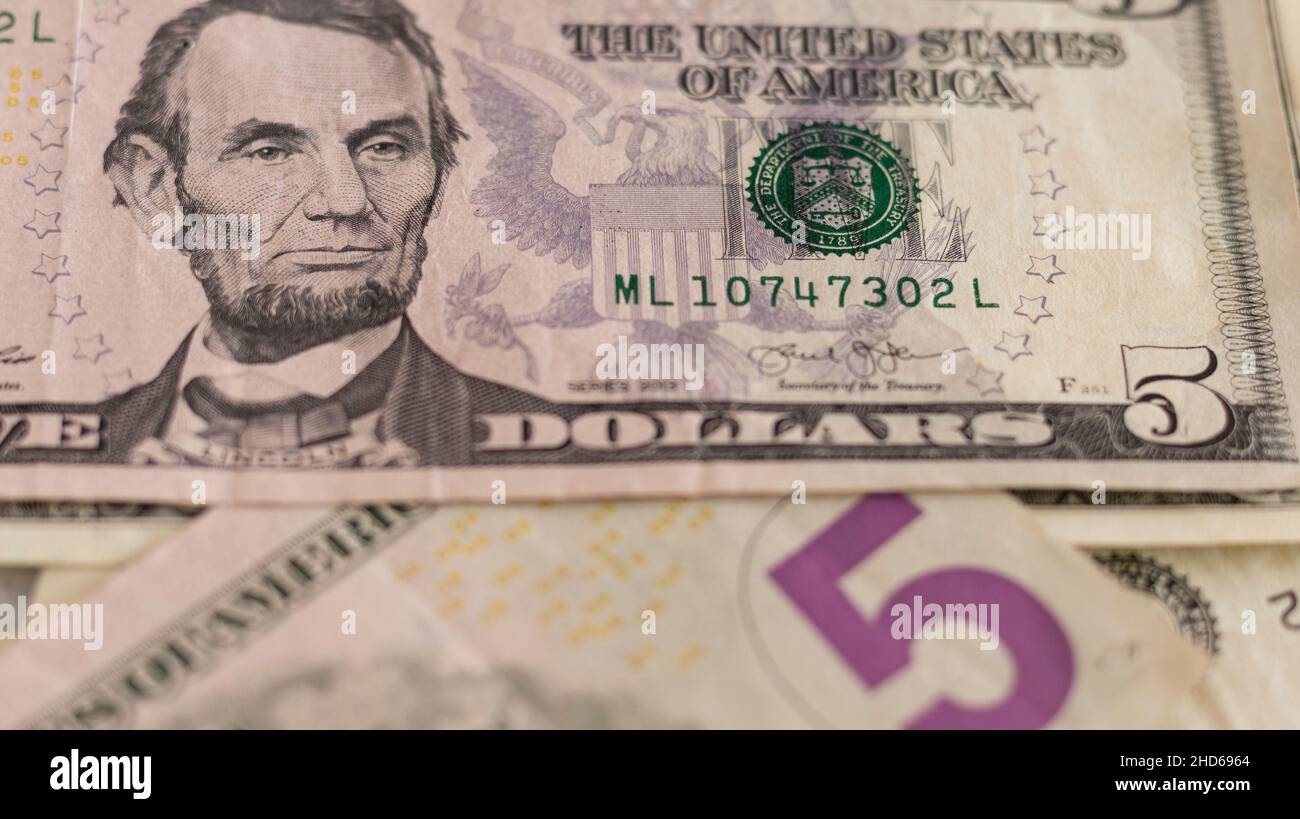 USD-5-Dollar-Rechnung mit selektivem Fokus und verschwommenem Hintergrund Stockfoto