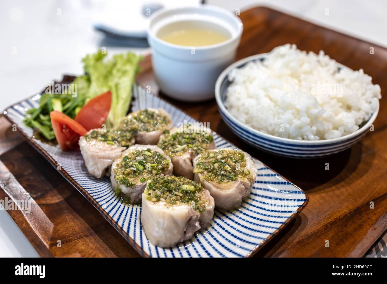 Beliebte taiwanesische Küche kaltes Huhn mit Reis und Suppe im Restaurant Stockfoto