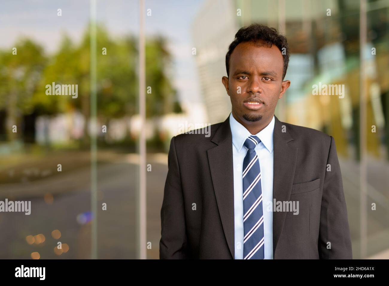 Porträt eines jungen afrikanischen Geschäftsmannes in Anzug und Krawatte Stockfoto