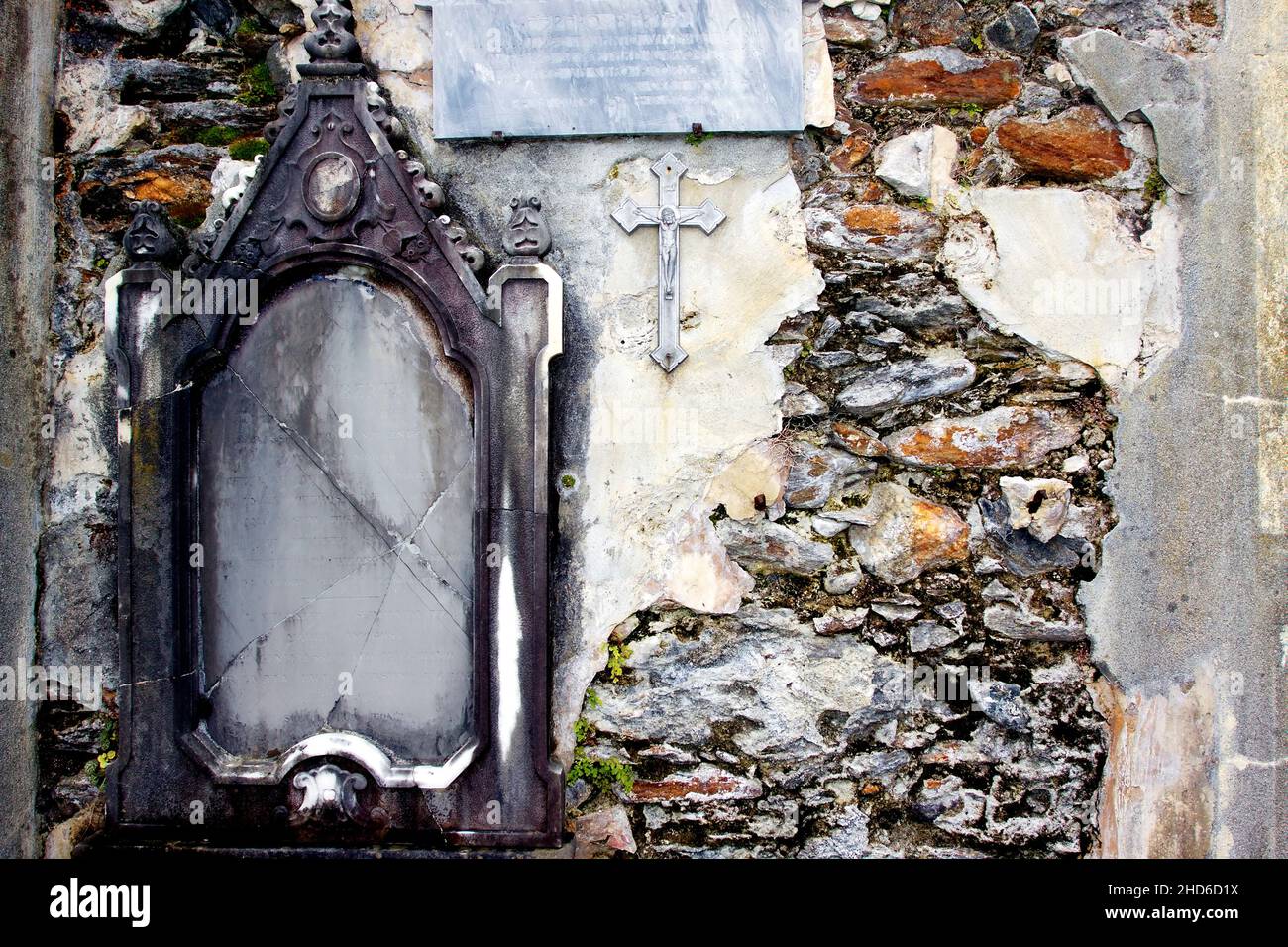 Grabstein auf dem alten Friedhof in Bissago am Lago Maggiore, Tessin, Schweiz Stockfoto