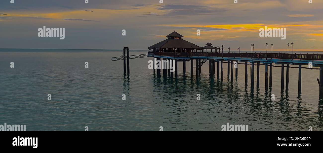 Langkawi Island, Malaysia: Nov 5, 2021 - Ein Restaurant über dem Meeresspiegel, das Erfahrung des Essens am Meer gibt Stockfoto