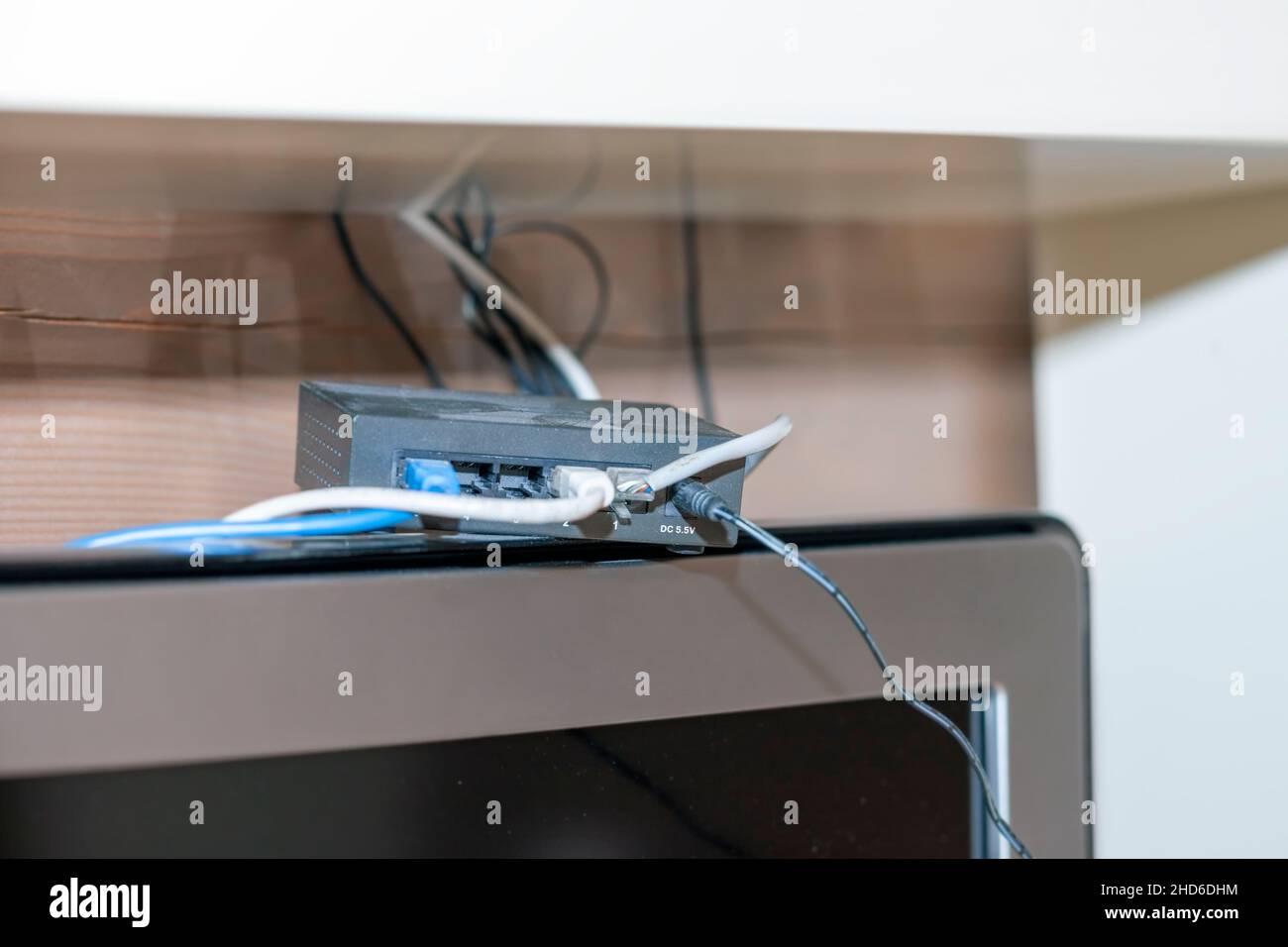 wi-Fi-Router auf einer oberflächennahen Nahaufnahme mit Teleobjektiv Stockfoto