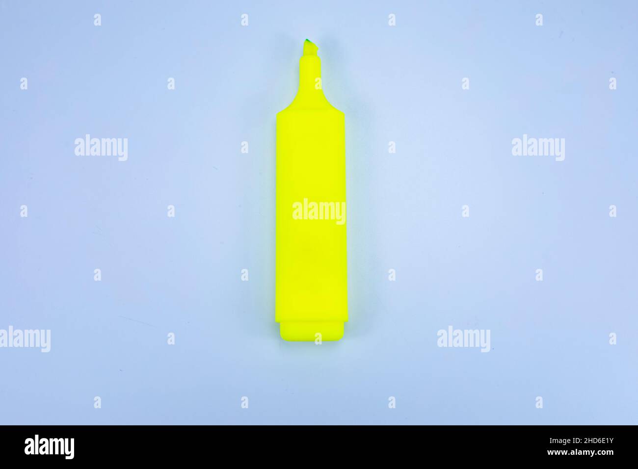 Gelbe Textmarker auf einem weißen Hintergrund isoliert Stockfoto