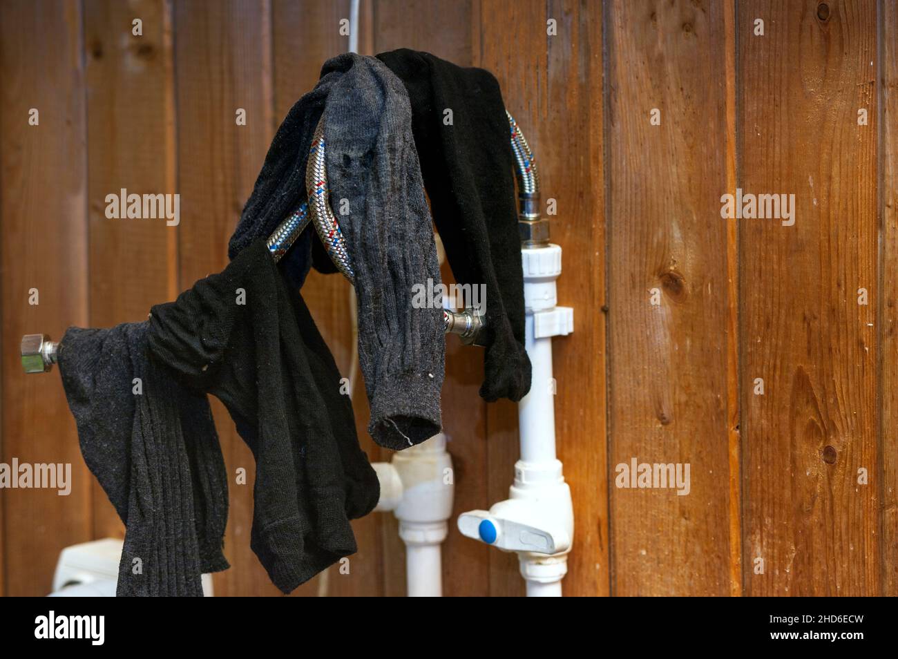 Gewaschene Baumwollsocken, die an einer Wasserpfeife hängen, Makroaufnahme für den Innenbereich Stockfoto