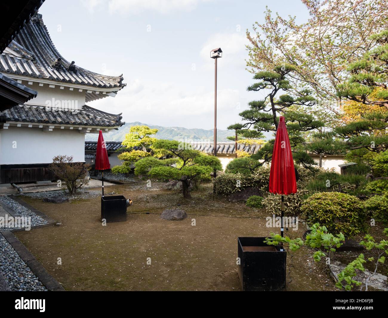 Kochi, Japan - 6. April 2018: Traditioneller japanischer Garten auf dem Gelände des Kochi-Schlosses Stockfoto