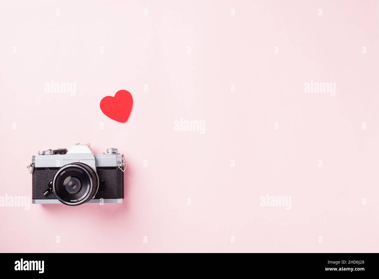 Valentinstag Hintergrund. Vintage retro Kamera und rote Herzen Komposition Grußkarte Liebe Valentinstag Ich liebe Fotografie Konzept auf rosa backg Stockfoto