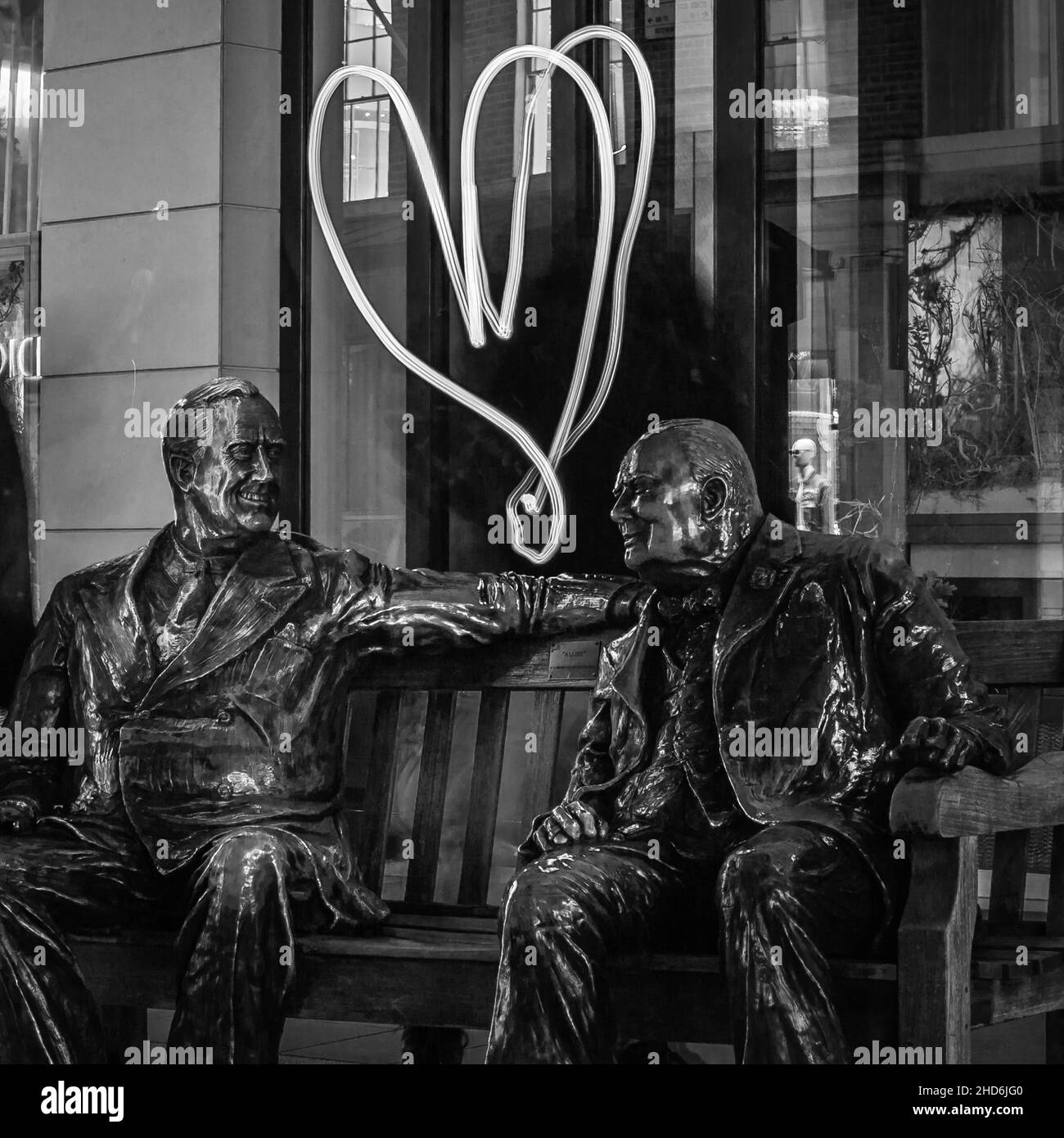 Schwarz-weißes Bild eines Herzens zwischen der Alliierten-Statue von Roosevelt & Churchill in der Bond Street in London. Stockfoto