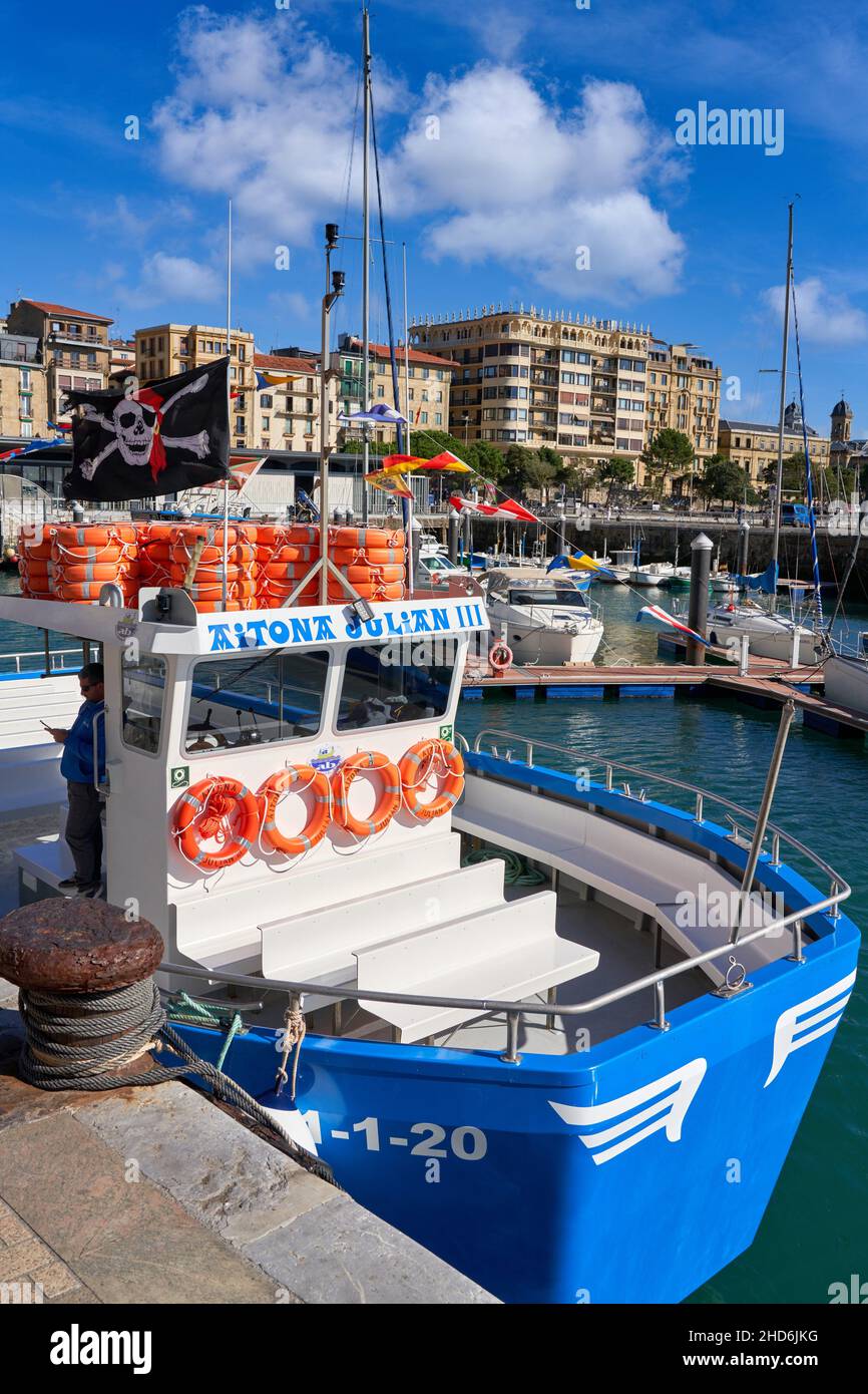 Touristenboot im Hafen von Donostia. Dieser Service ermöglicht es Ihnen, durch die Bucht von La Concha zu navigieren und sich der Insel Santa Clara zu nähern und die Casa zu besuchen Stockfoto