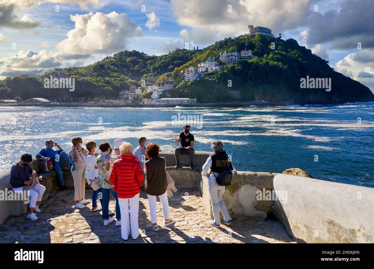 Gruppe von Touristen, die die Erklärungen eines Führers auf der Insel Santa Clara besuchen, ein Ausflug, der den Besuch der Insel und ihres Leuchtturms ermöglicht, wo Stockfoto