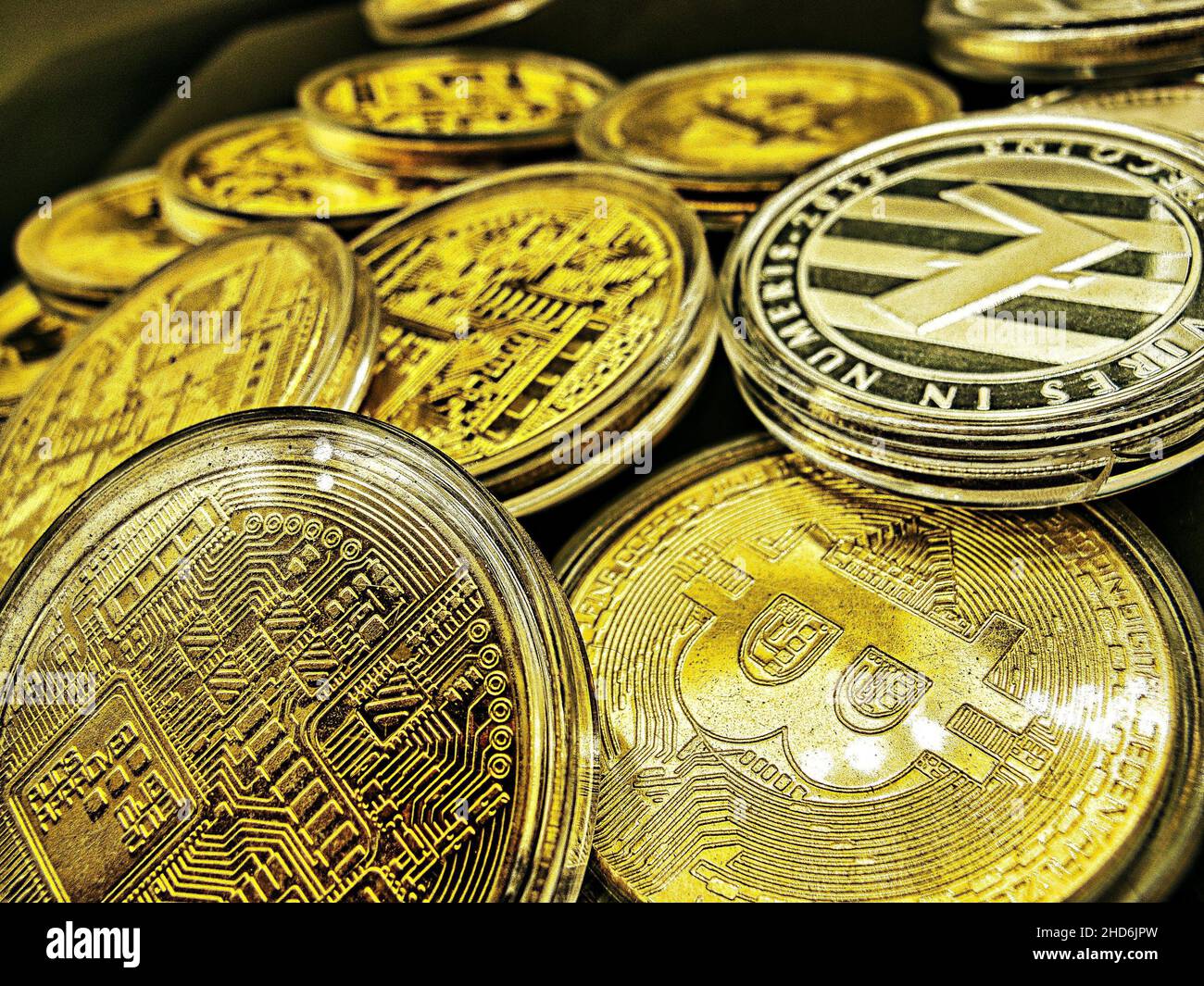 Hände voller Bitcoins. Bitcoins sind eine Kryptowährung, eine Art digitaler Währung und ein Zahlungssystem ohne Zentralbank oder alleinigen Administrator. Stockfoto