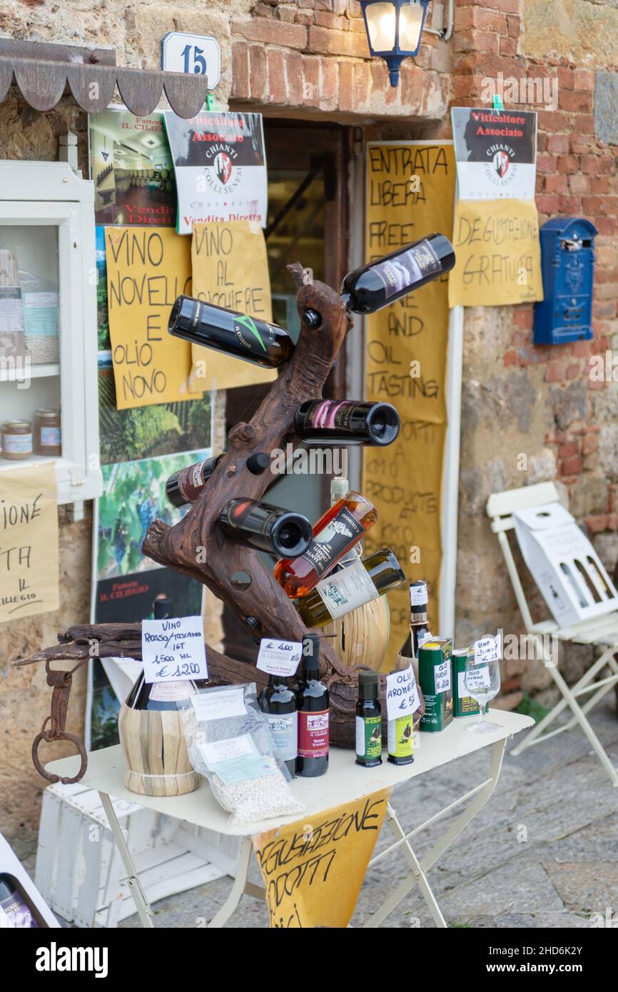Piazza Roma Platz, Geschäft, mittelalterliches Dorf Monteriggioni, Tuscaany, Italien, Europa Stockfoto