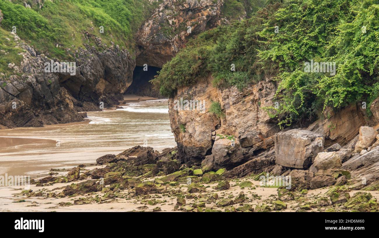 Küste und Klippen, Strand von Poo, Procrected Landscape of the Oriental Coast of Asturias, Poo, Llanes, Asturias, Spanien, Europa. Stockfoto