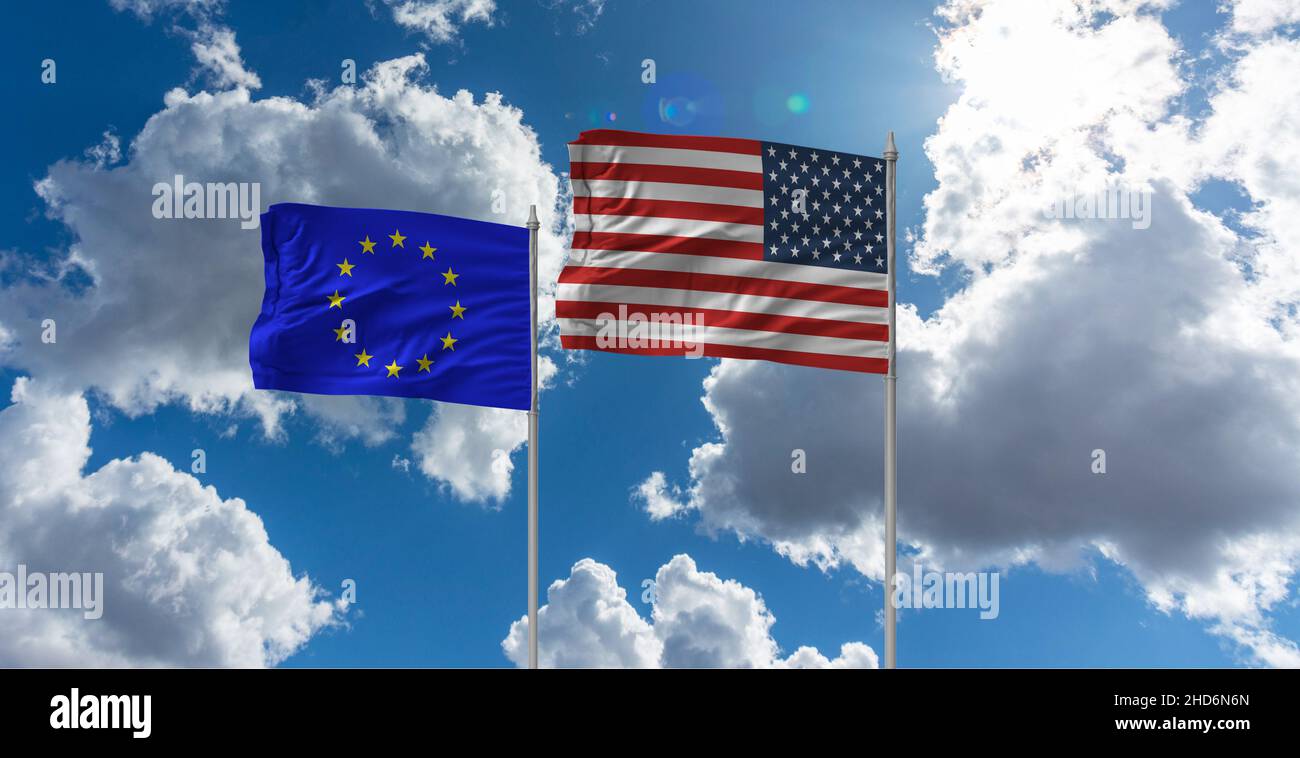 Flaggen der USA und der Europäischen Union, Allianz. Himmel Hintergrund. Stockfoto