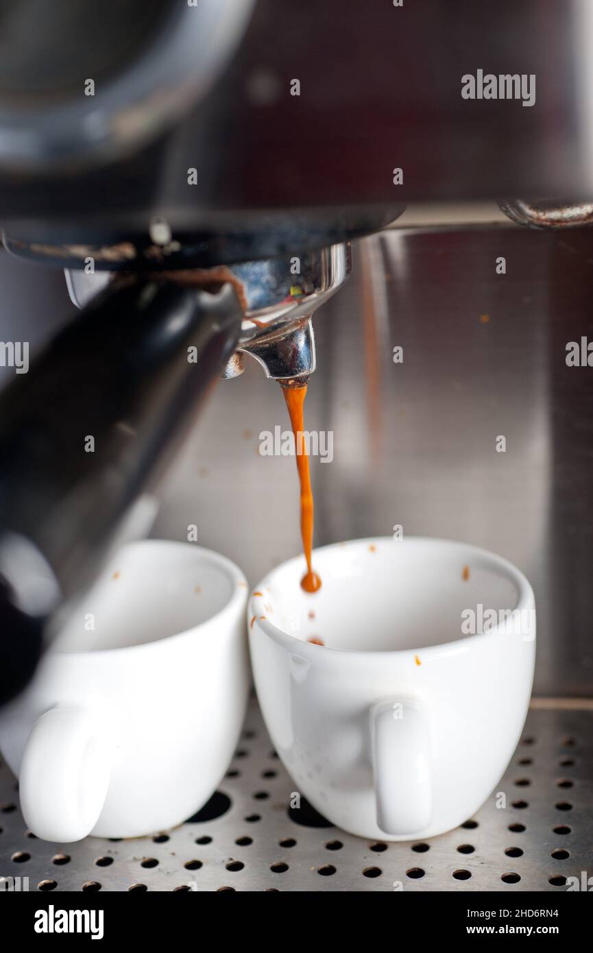 Italienische Espressokaffeemaschine mit professioneller Makromaschine. Stockfoto