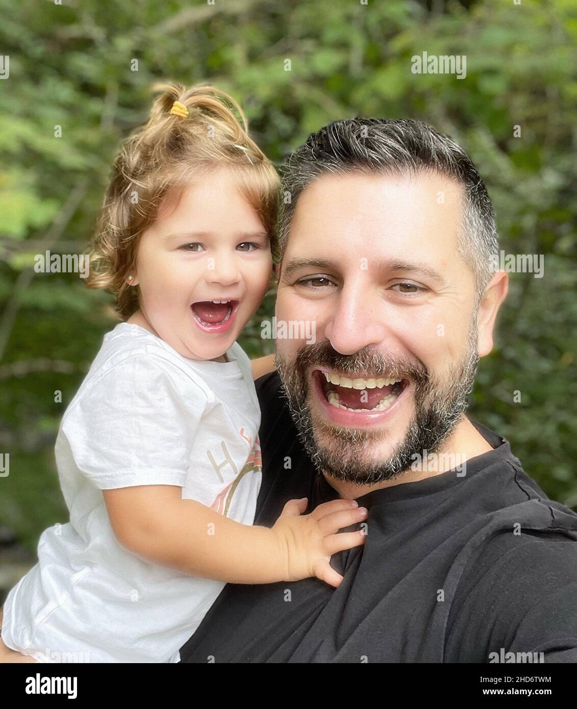 Vater und Tochter genießen die Landschaft zusammen. Stockfoto