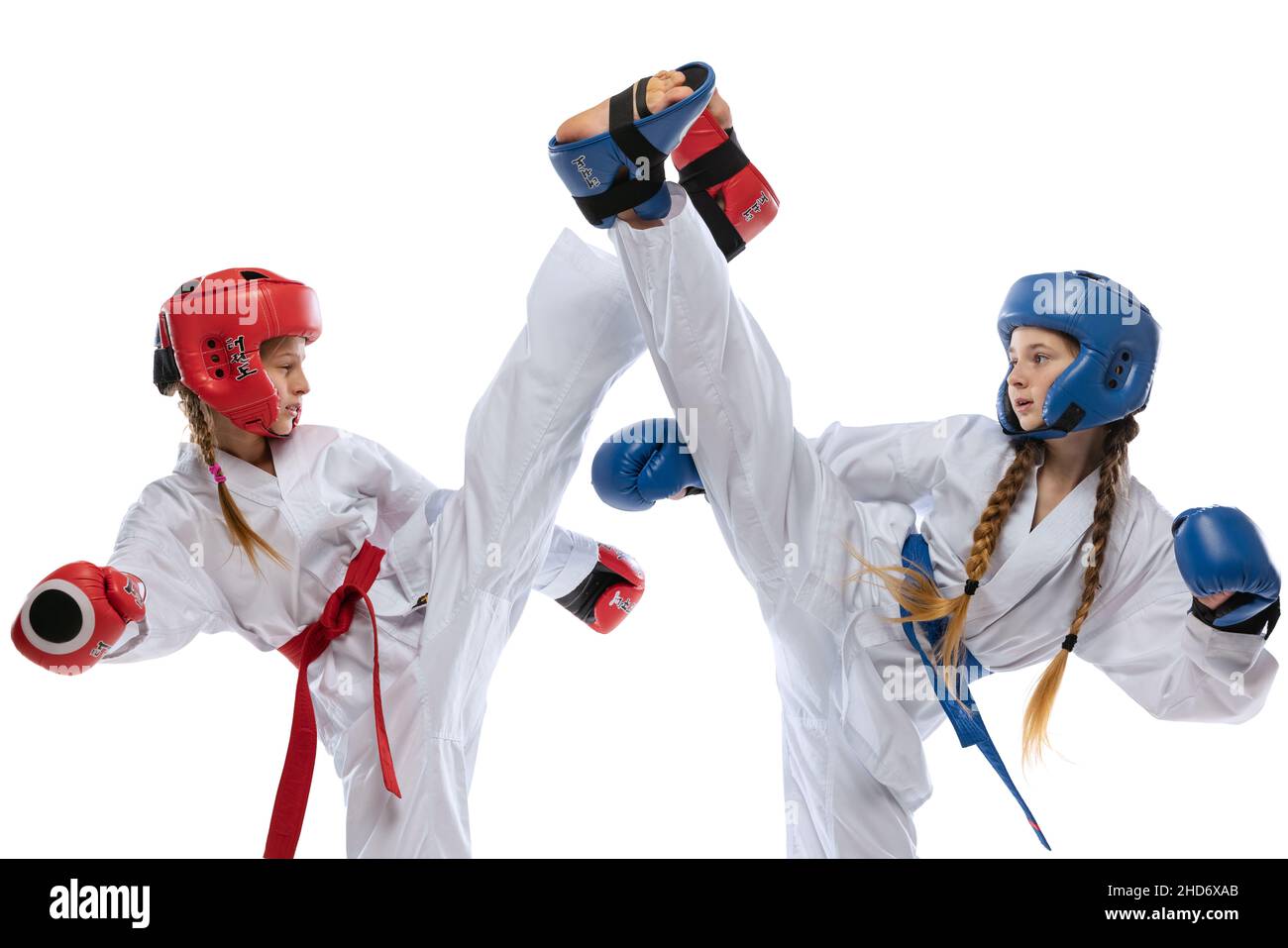 Sportliche junge Mädchen, Teenager, Taekwondo-Athleten trainieren isoliert auf weißem Hintergrund. Konzept von Sport, Bildung, Fähigkeiten Stockfoto