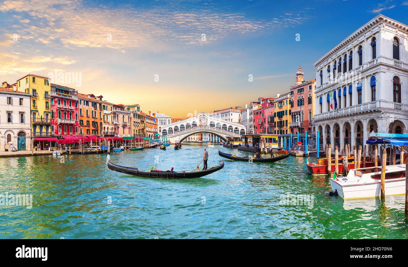 Canal Grande in Venedig, Blick auf die Rialtobrücke und Gondoliere, Italien. Stockfoto