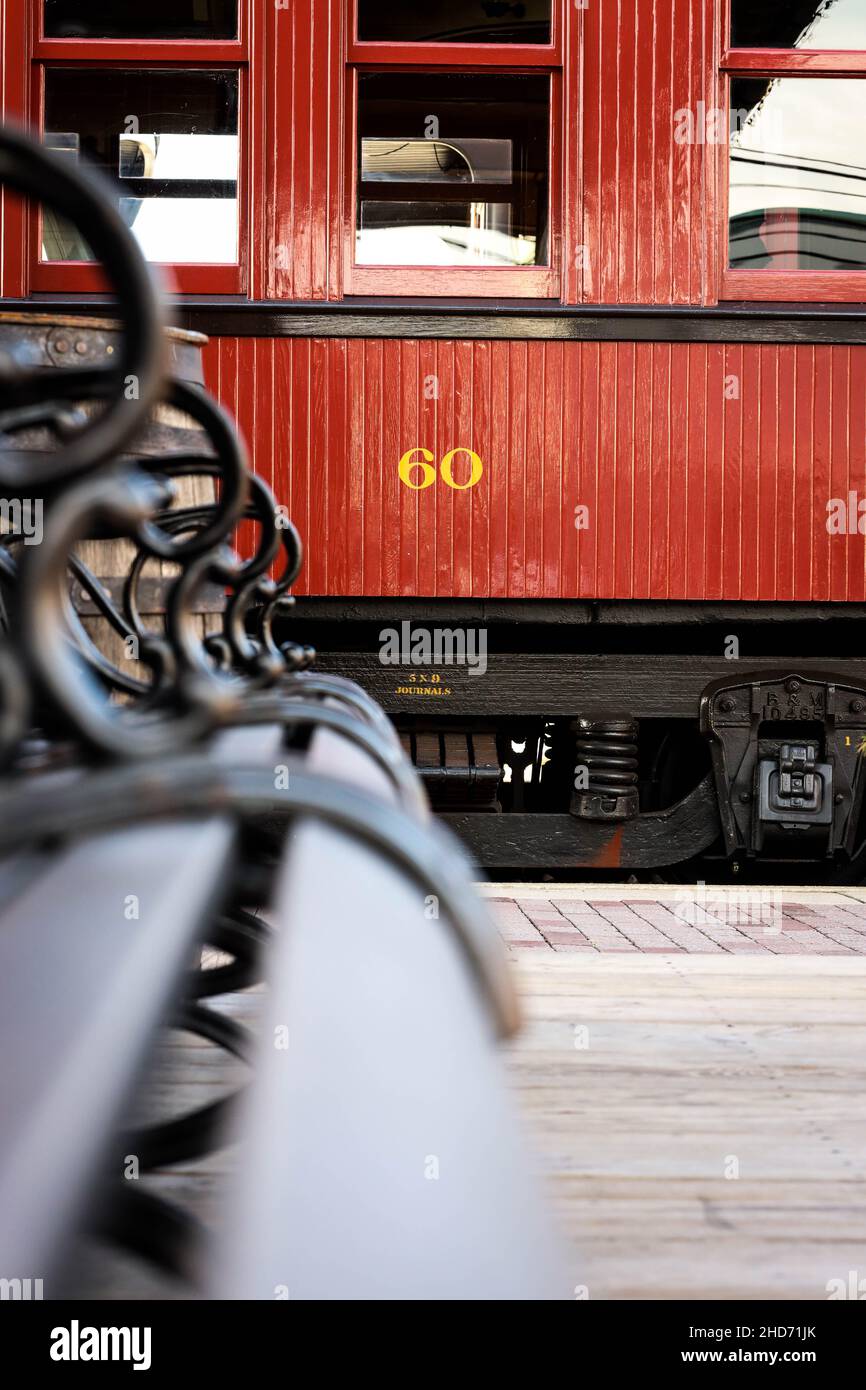 Seitenansicht eines roten Zuges Eisenbahnwaggons gegen eine leichte schlaue Stockfoto