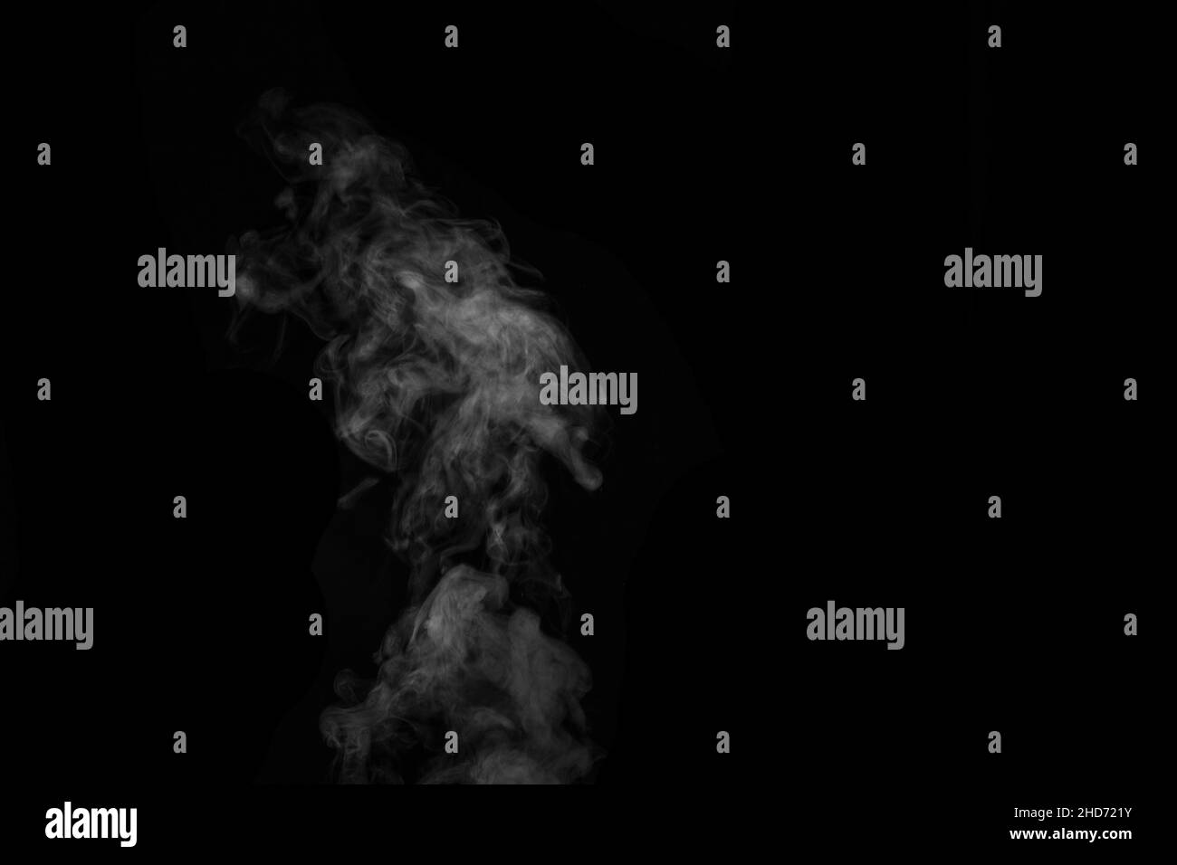 Fragment von weißem, heißem, lockigen Dampfrauch, isoliert auf schwarzem Hintergrund, Nahaufnahme. Erstellen Sie mystische Fotos. Abstrakter Hintergrund, Designelement Stockfoto