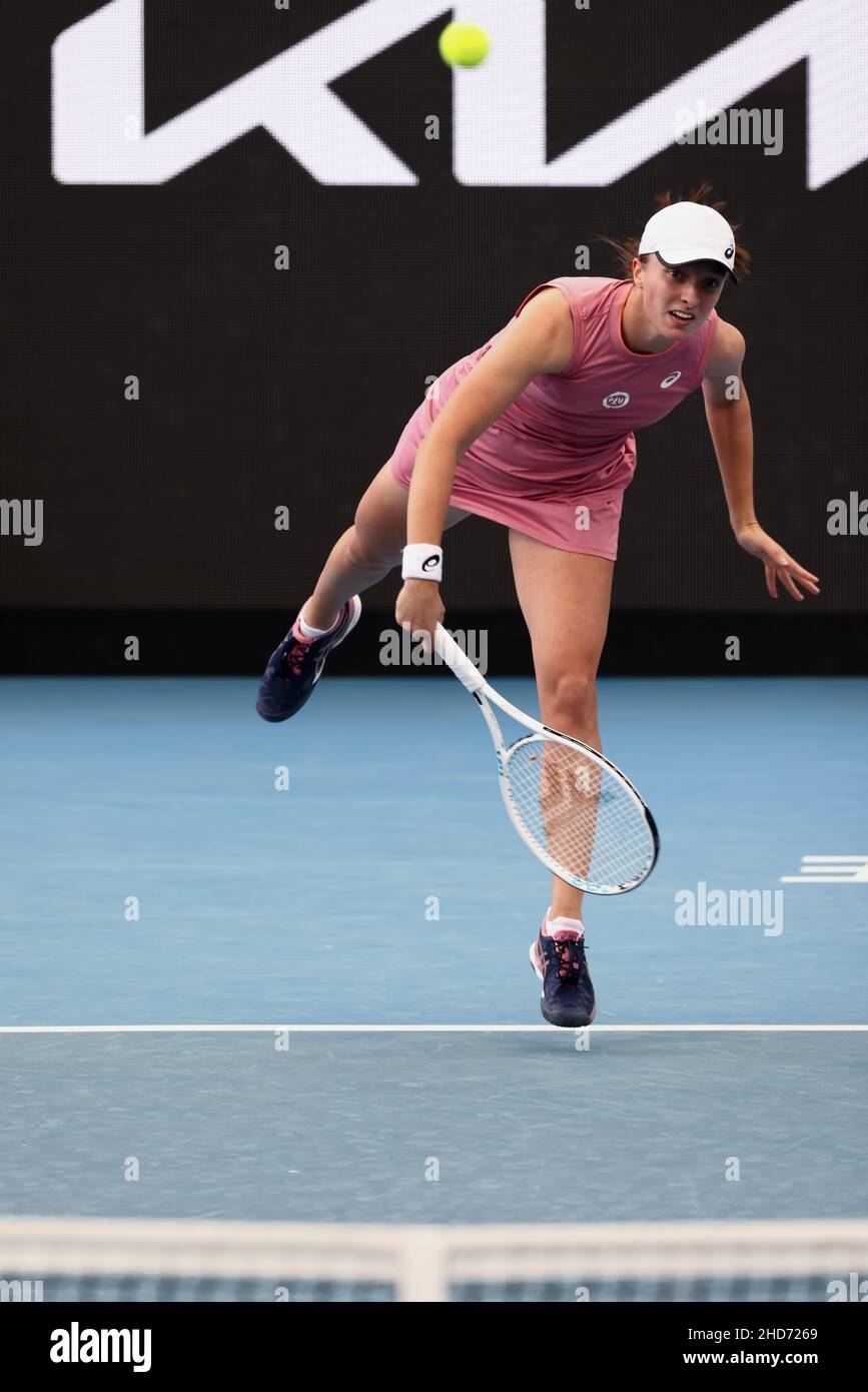 Adelaide, Australien, 4. Januar 2022. IGA Swiatek aus Polen serviert den Ball während des WTA-Einzelkampfs zwischen Daria Saville aus Australien und IGA Swiatek aus Polen am zweiten Tag des Adelaide International Tennisturniers am 04. Januar 2022 in Adelaide, Australien. Quelle: Peter Mundy/Speed Media/Alamy Live News Stockfoto