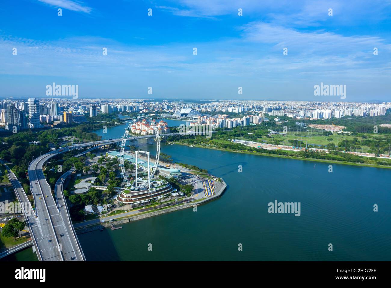 Singapur. Sonniger Tag. Panorama von Wohngebieten, Riesenrad und Autobahn. Luftaufnahme. Stockfoto