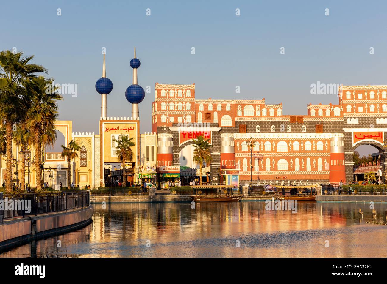 Dubai, VAE, 10.01.21. Nationale Pavillons von Bahrain, Kuwait und Jemen im Global Village Vergnügungspark in Dubai mit See- und Dhow-Booten vor dem Hotel. Stockfoto