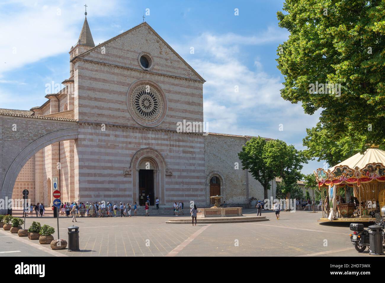 Piazza Santa Chiara Platz, Basilika Santa Chiara, Touristen, Brunnen, Altstadt, Assisi, Umbrien, Italien, Europa Stockfoto