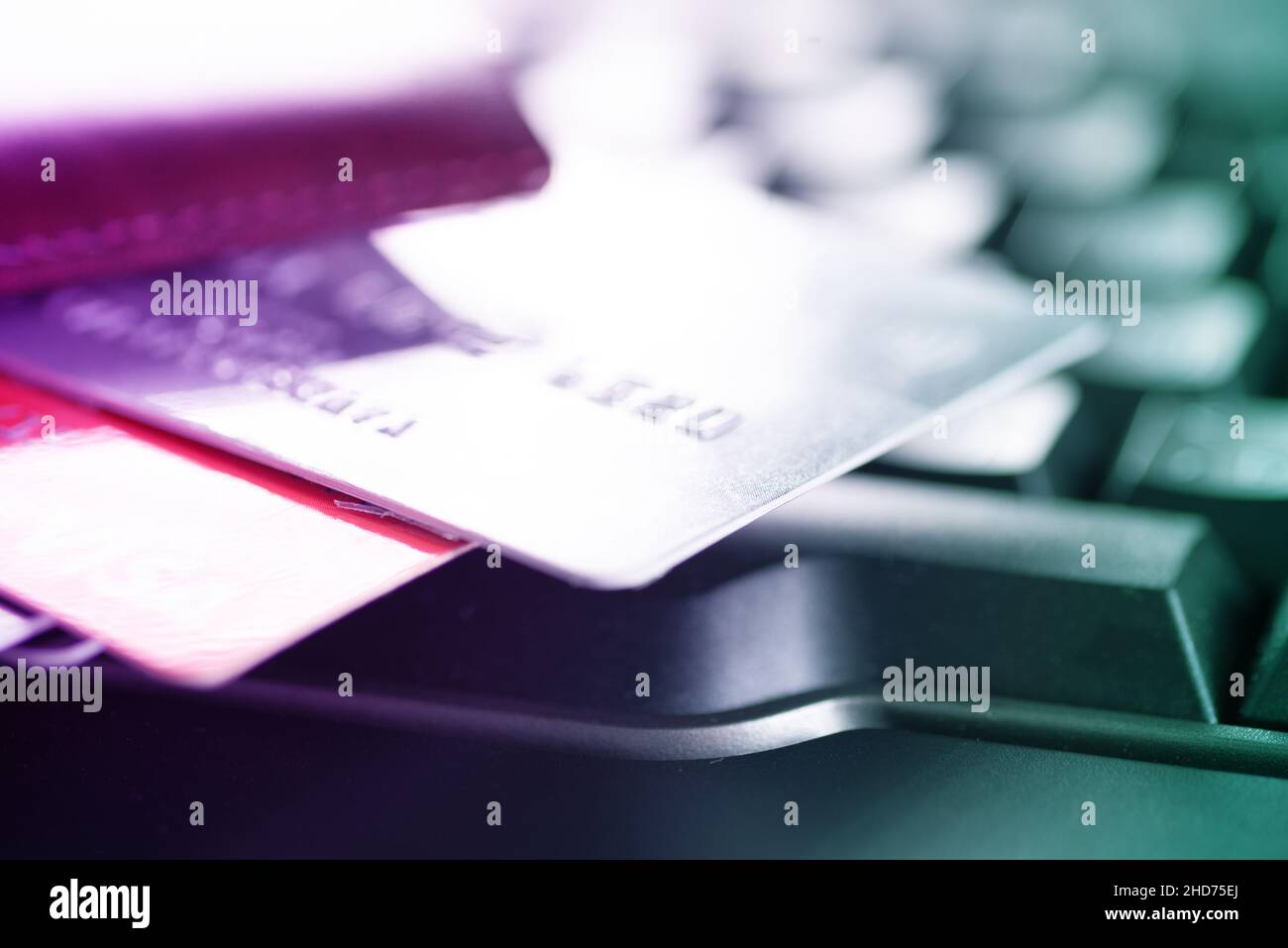 Kreditkarten auf der Tastatur, Nahaufnahme Foto. Stockfoto