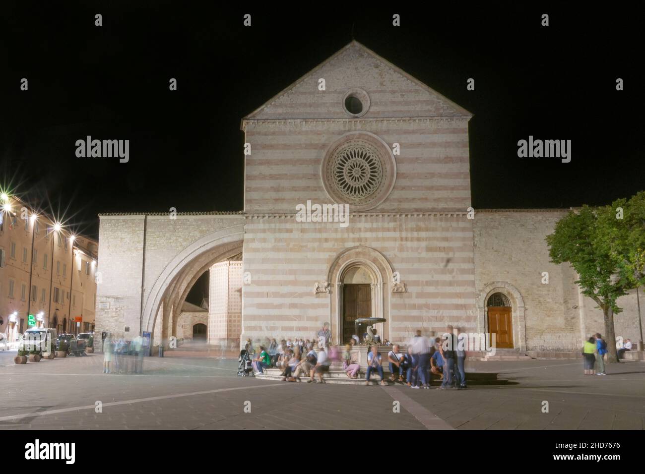 Piazza Santa Chiara Platz, Blick auf die Basilika Santa Chiara Kirche, Assisi, Umbrien, Italien, Europa Stockfoto