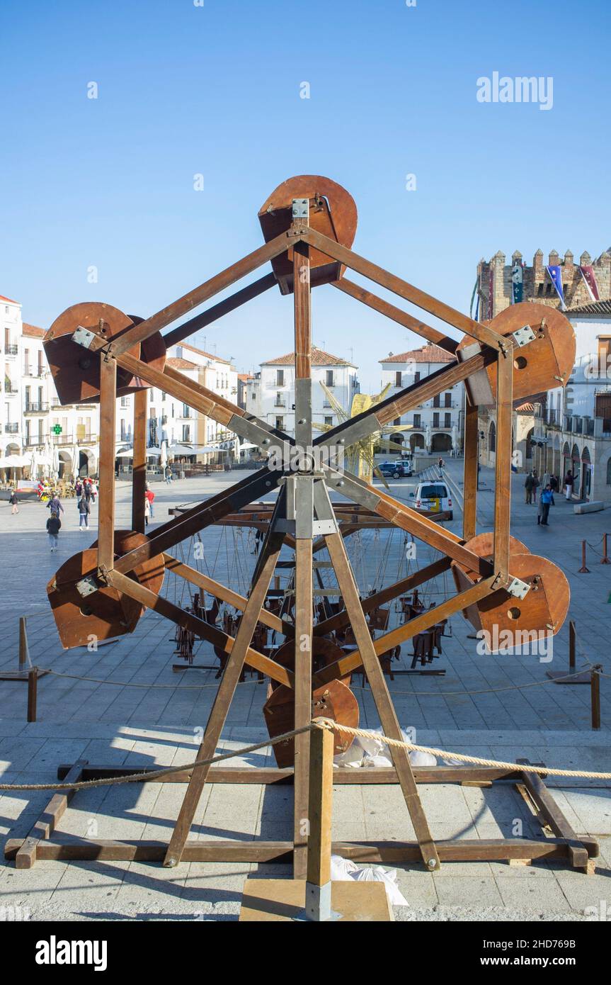 Caceres, Spanien: Vom Menschen angetriebenes Riesenrad aus Holz. Caceres Medieval Festival, Extremadura, Spanien. Stockfoto