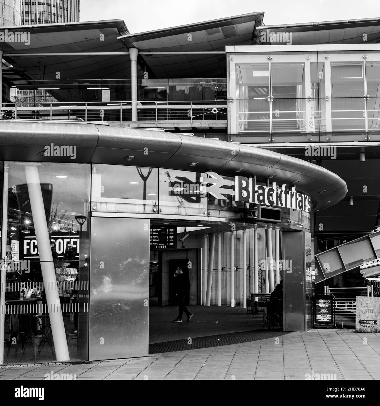 London England UK Januar 02 2022, Architektur und Design der Blackfriars Main Line London Terminus Railway Station Southbank Entrance Stockfoto
