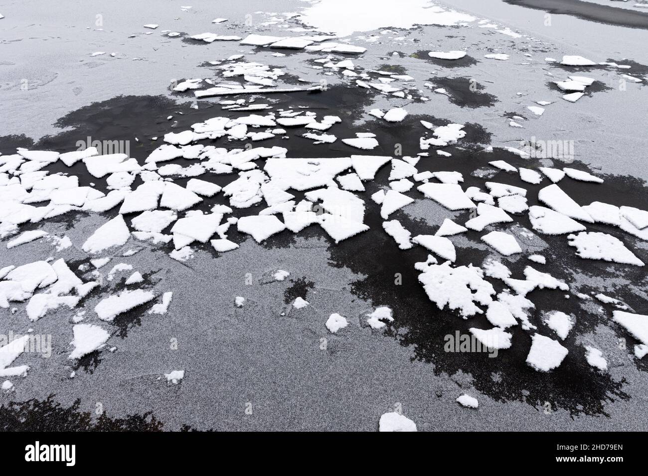 Dünne Eisstücke, an einem kalten Wintertag eiskalt. Stockfoto
