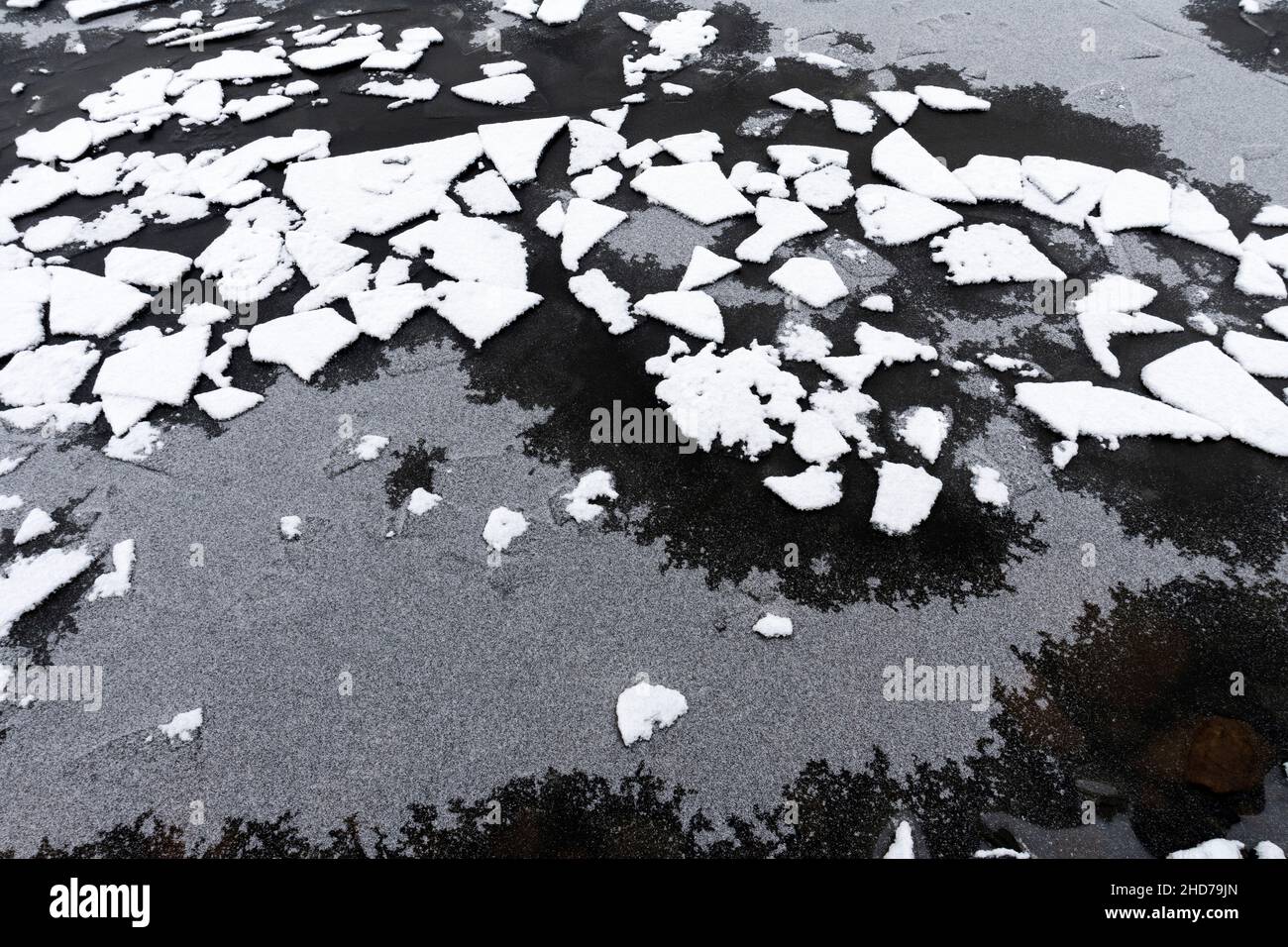 Dünne Eisstücke, an einem kalten Wintertag eiskalt. Stockfoto